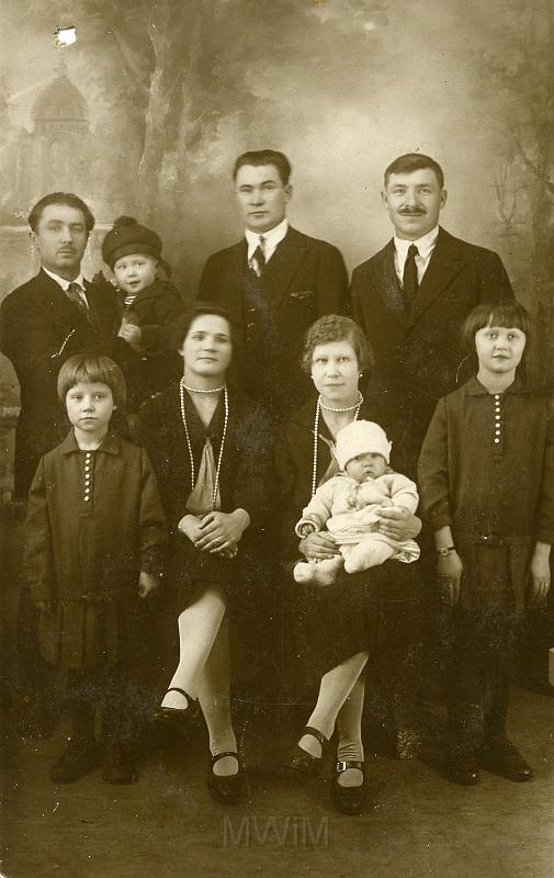 KKE 296.jpg - Rodzina Jabłońskich i Piotr Szylkin (II rząd od dołu, drugi od lewej). lata 30 XX wieku.